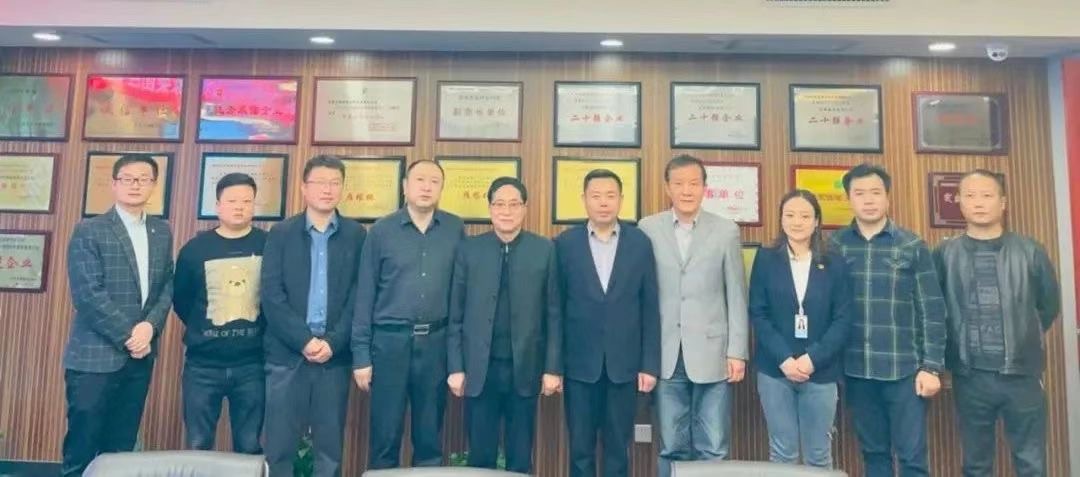 秦商百人會(huì)、西安建筑安裝協(xié)會(huì)蒞臨立豪集團(tuán)交流座談